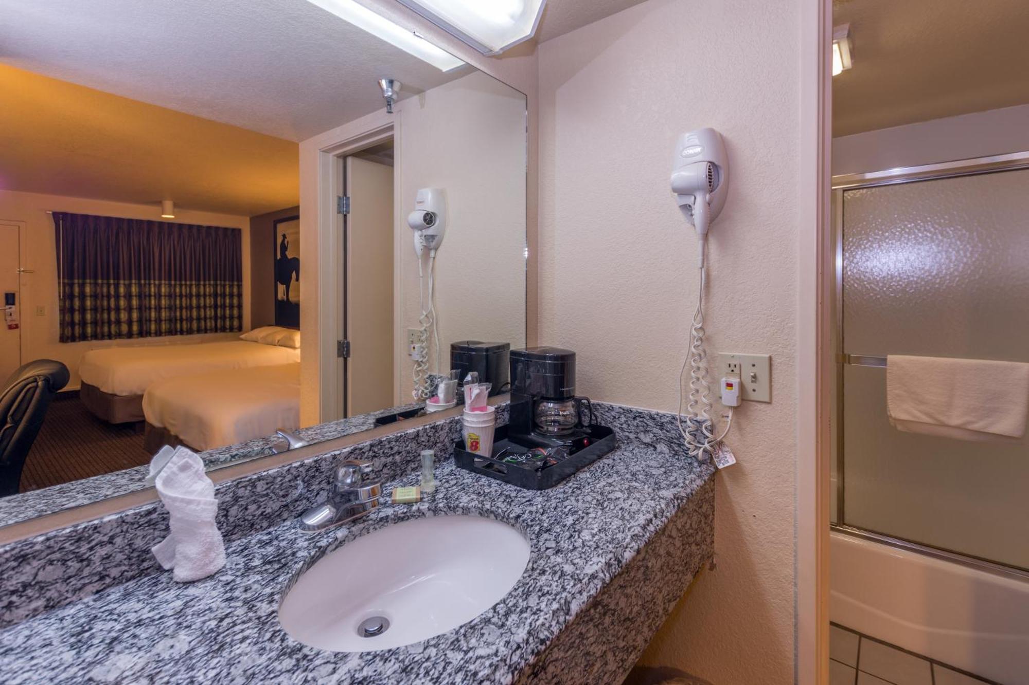 Super 8 By Wyndham Oklahoma Airport Fairgrounds West Motel Bilik gambar
